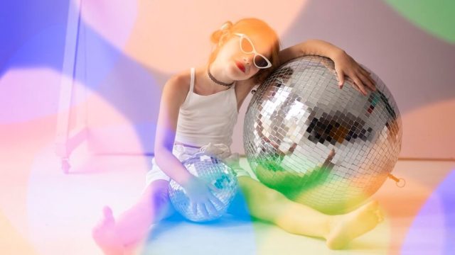 chica-de-tiro-completo-posando-con-bola-de-discoteca-y-gafas-de-sol