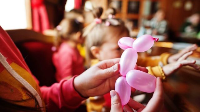 los-ninos-en-la-fiesta-de-cumpleanos-hacen-animales-con-globos