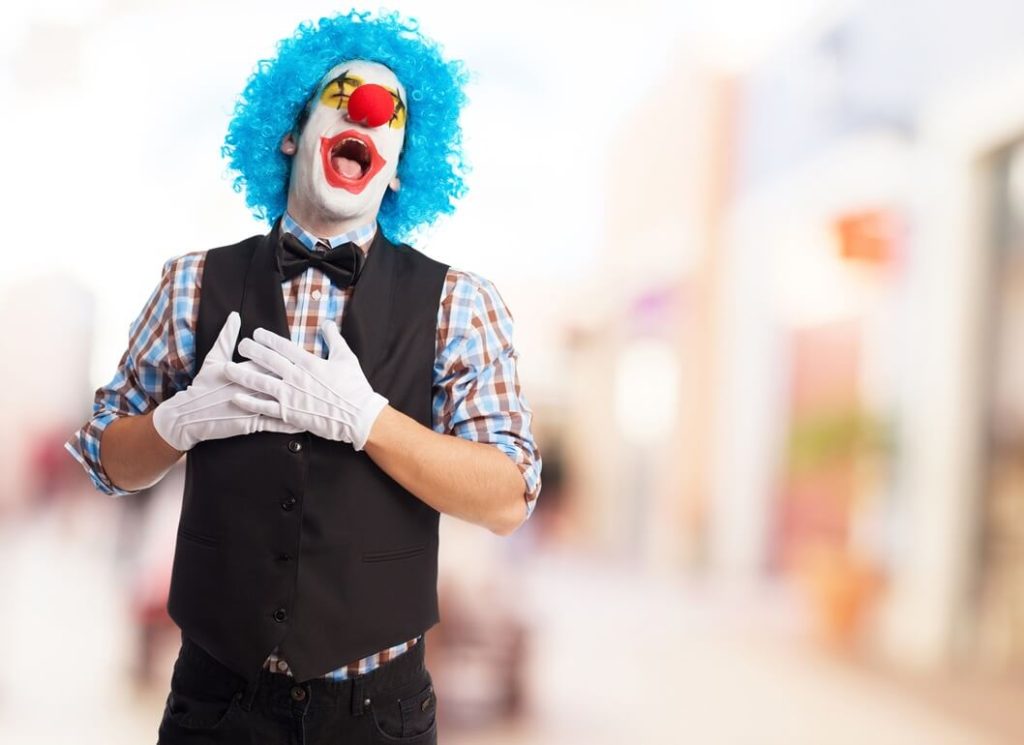 payaso-con-la-boca-abierta-y-las-manos-en-el-pecho