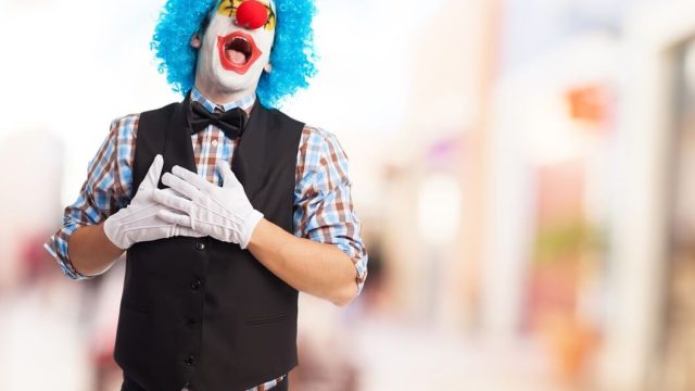 payaso-con-la-boca-abierta-y-las-manos-en-el-pecho